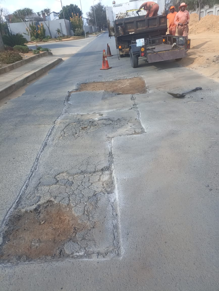 MyJRA's tweet image. The team has commenced repairs on Inchanga Road in Fourways, Region A
@CityofJoburgZA @CRUMRegionA #JoburgRoads #TacklingG13