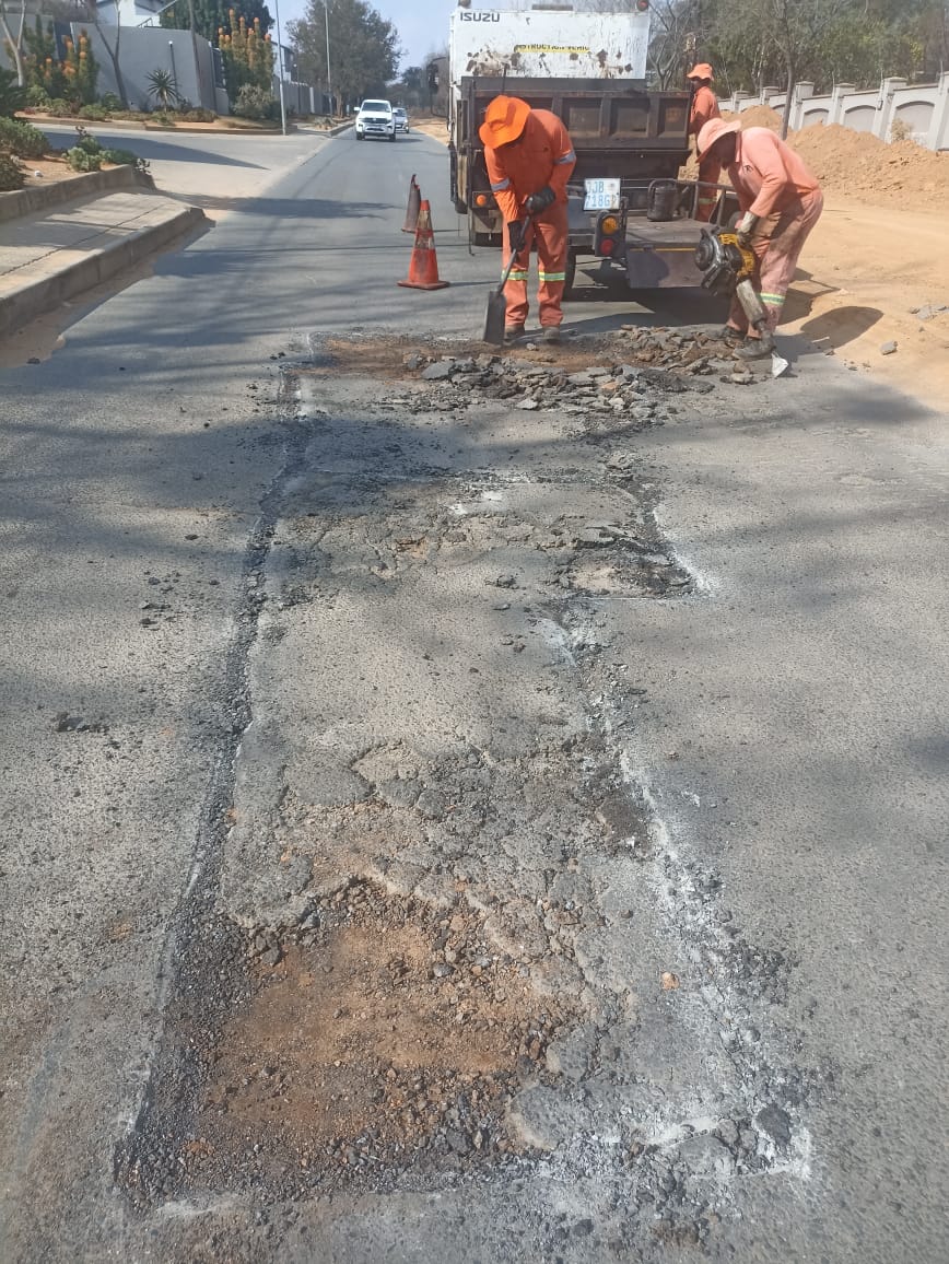 MyJRA's tweet image. The team has commenced repairs on Inchanga Road in Fourways, Region A
@CityofJoburgZA @CRUMRegionA #JoburgRoads #TacklingG13