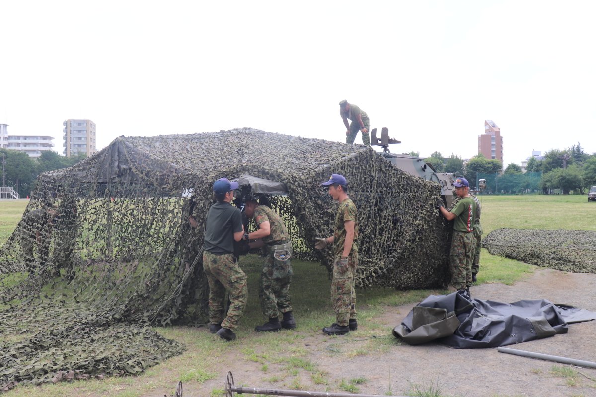 連隊は、偽装網の展張訓練を実施しました。偽装網を展張することで