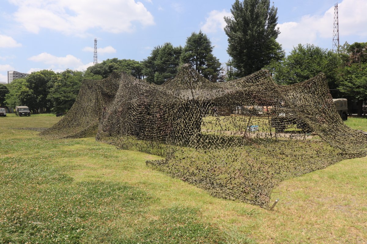 連隊は、偽装網の展張訓練を実施しました。偽装網を展張することで