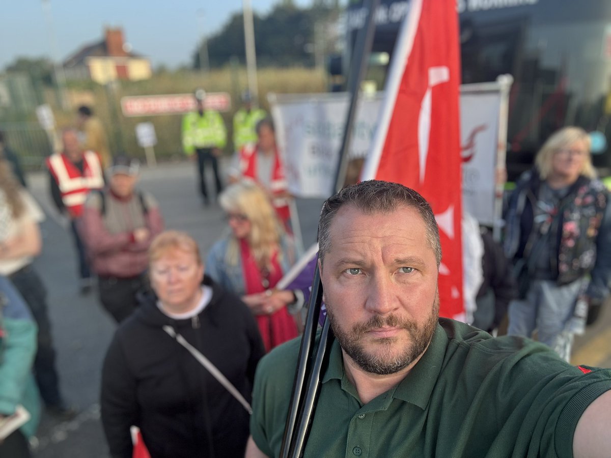 kchewings's tweet image. ✊ Standing in solidarity with Birmingham’s refuse workers this morning on the mega-picket at Perry Barr.
An injury to one is an injury to all — we won’t stand by while pay is slashed and dignity stripped.
#BinStrike #Solidarity #Birmingham ✊🪧🗑️