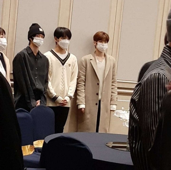 s_c913's tweet image. 왼쪽사진에서 숨어있는 원빈 찾기 해보셈