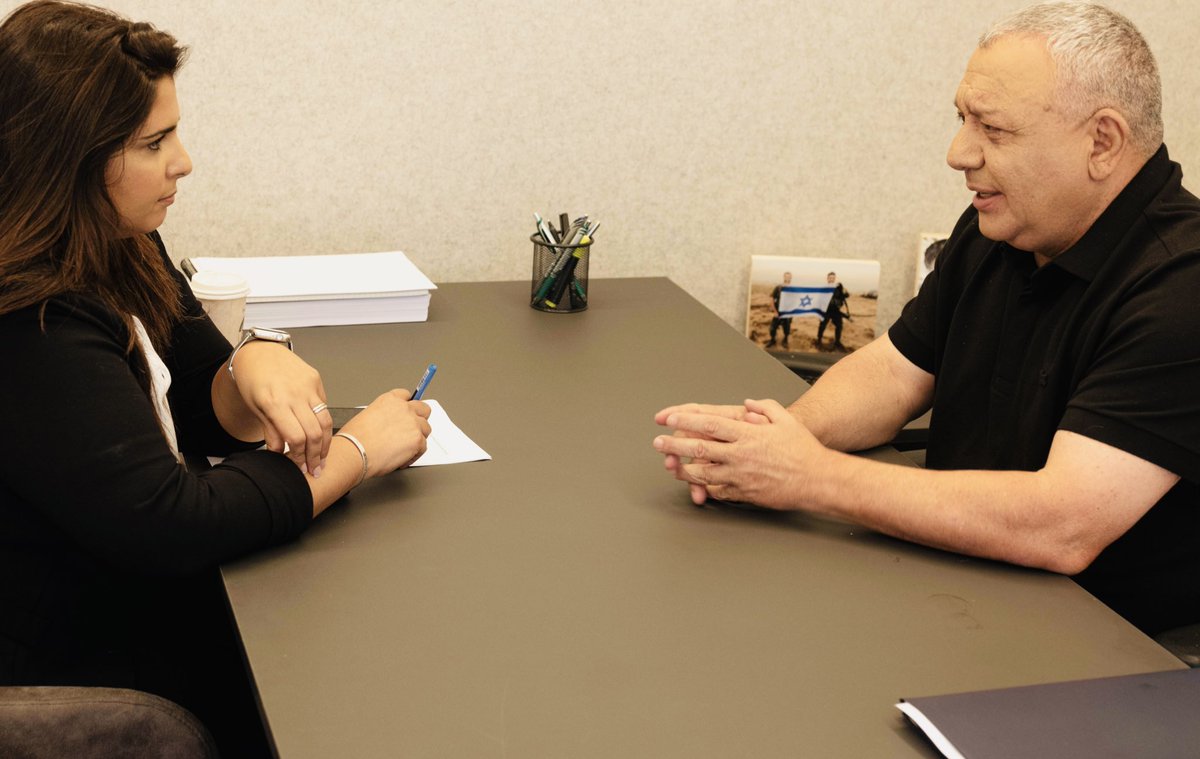 עוד מהראיון של איזנקוט ל״המוסף לשבת״ ו-ynet: ״התקשרתי לגנץ אחרה״צ כשהיינו בכנסת וביקשתי להיפגש ב-19:00. הרבה אנשים לא מכירים אותי אבל גנץ מכיר והוא אמר: ׳בוא׳. הוא ישר הבין. אמרתי לו: ׳בני, מחר בבוקר אניח מכתב התפטרות. שיתפתי כמה ח״כים בהתלבטות שלי אבל אתה הראשון ששומע על ההחלטה