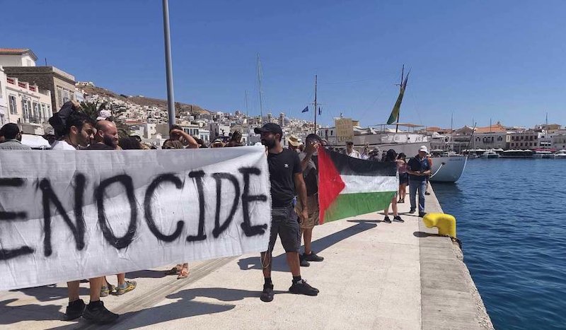 smolny7's tweet image. Un crucero propiedad de una empresa israelí, con aproximadamente 1.600 turistas a bordo, no pudo atracar en la isla griega de Siros después de que una concentración de manifestantes propalestinos impidiera el desembarco de los pasajeros.