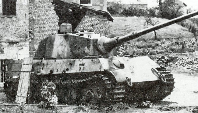 KJvanWijk's tweet image. Toen & nu #Stavelot 1944
#WachtAmRhein #BattleOfTheBulge
Königstiger 222 van SS Panzer Abteilung 501 werd op 19 december 1944 in Stavelot uitgeschakeld.