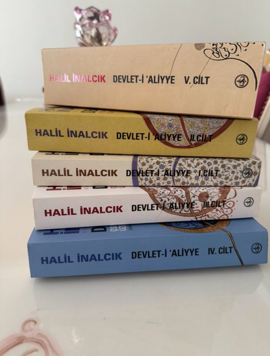 Büyük tarihçi Halil İnalcık’ın Devlet-i Aliyye kitabına göre Osmanlı’yı felakete adım adım yaklaştıran bazı şeyler:

Liyakatin bitmesi
Adaletsizlik
Devletin tüm kaynaklarını bir grubun sömürmesi
Makamların rüşvetle dağılması
Askerlik sisteminin bozulması