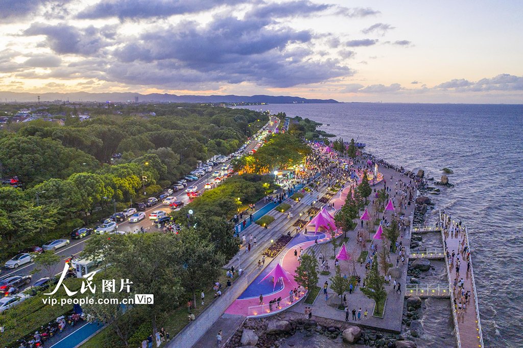 PDChinaLife's tweet image. A leisurely night stroll along Taihu Lake in Huzhou, east China&apos;s Zhejiang Province, offers a refreshing escape from the summer heat and a soothing break from daily stress.
