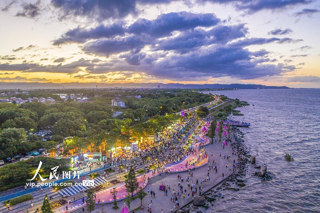 PDChinaLife's tweet image. A leisurely night stroll along Taihu Lake in Huzhou, east China&apos;s Zhejiang Province, offers a refreshing escape from the summer heat and a soothing break from daily stress.