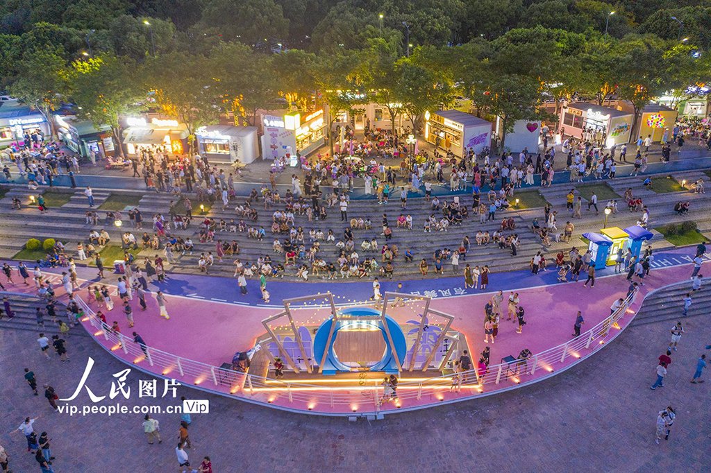 PDChinaLife's tweet image. A leisurely night stroll along Taihu Lake in Huzhou, east China&apos;s Zhejiang Province, offers a refreshing escape from the summer heat and a soothing break from daily stress.