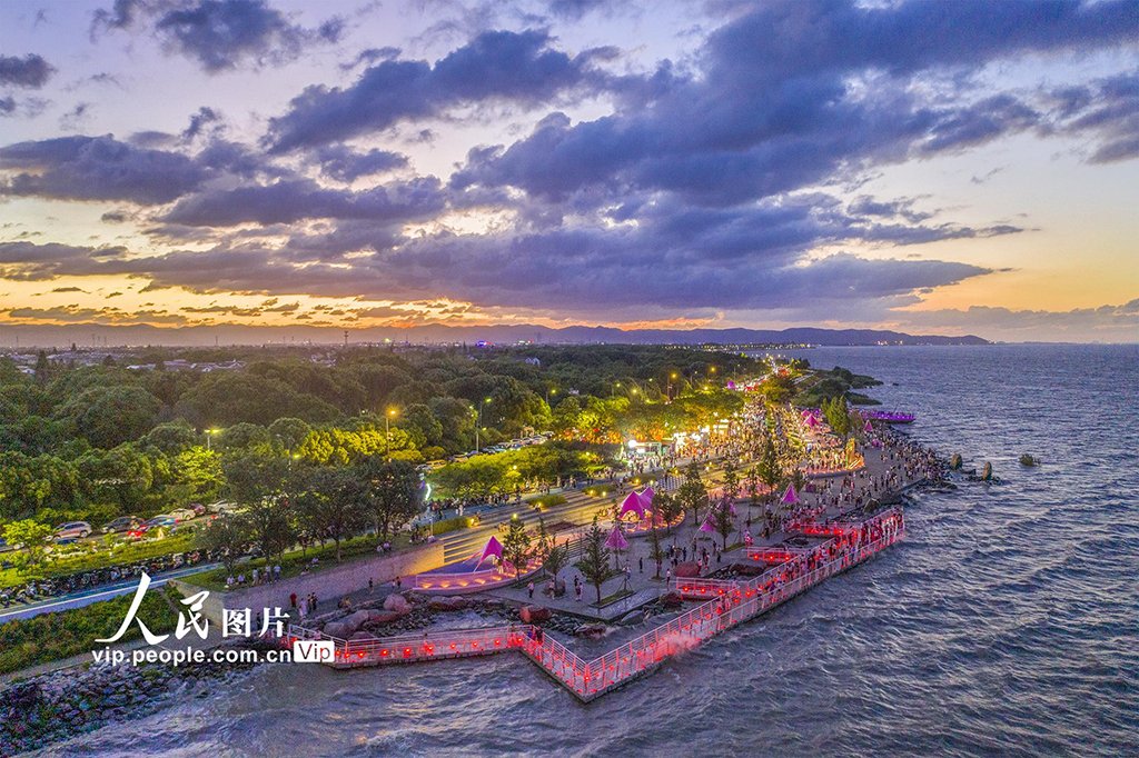 PDChinaLife's tweet image. A leisurely night stroll along Taihu Lake in Huzhou, east China&apos;s Zhejiang Province, offers a refreshing escape from the summer heat and a soothing break from daily stress.
