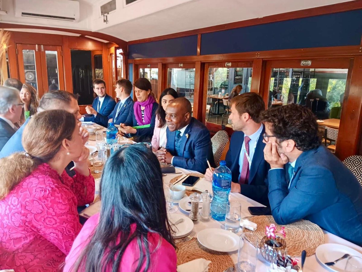 Les Européens unis pour une politique de partenariats internationaux équilibrée et ambitieuse 🤝🏿🇪🇺

J’ai réuni les ministres et chefs de délégation allemand 🇩🇪, irlandais 🇮🇪 , portugais 🇵🇹 , néerlandais 🇳🇱, espagnol 🇪🇸, danois 🇩🇰 et italien 🇮🇹, ainsi que la Commission européenne
