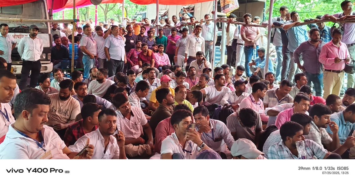 NIRAJKU73770875's tweet image. BELTRON DATA ENTRY OPERATOR का एक ही मांग सेवा समायोजन।
आज लगातार हड़ताल का 9 वाँ दिन हैं, अगर सरकार कल तक हमारी माँग नहीं मानती तो 26/07/2025 के बाद से हमलोग भूख हड़ताल पर बैठेंगे।
@NitishKumar 
@Jduonline 
@samrat4bjp 
@BJP4India 
@iChiragPaswan 
@CNNnews18 
@ABPNews 
@aajtak