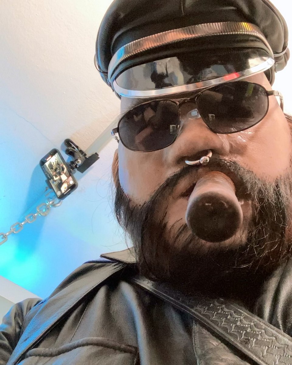 Reflections...

#MaskdBigBadBear #siliconemask #leatherbear #leathermaster #cigarmaster