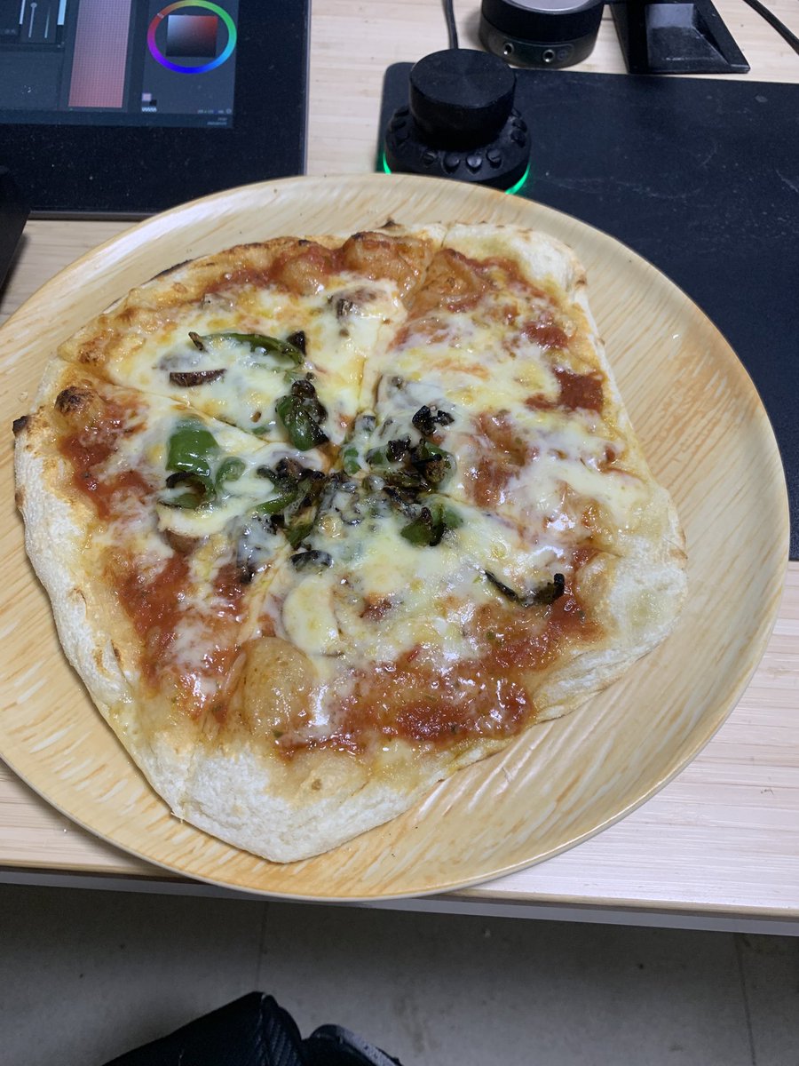 Rousokuc's tweet image. またピザ焼いてる
だいぶ上達した