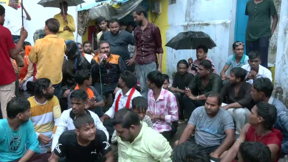 🚨 Tensions in Bhopal’s Banganga

Several Hindu families allegedly forced to flee after threats, abuses &amp; sword-brandishing by Muslim miscreants.

VHP &amp; Bajrang Dal protested, recited Hanuman Chalisa.

BJP MLA: “Hindus won’t migrate — miscreants will go to jail.”