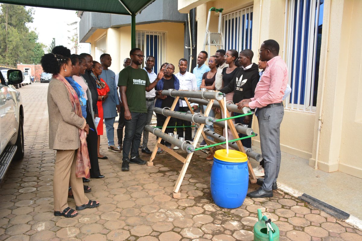 ngwijegrace's tweet image. Through @ryaf_agribiz , I joined an insightful vertical farming training organized by @FAORwanda . From hydroponics to smart growing systems, we explored the future of food production right in the heart of our cities.
#VerticalFarming