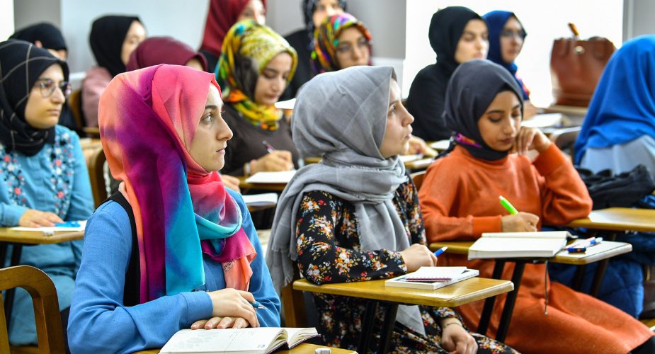 Öğrencilerimiz Tarih Yazıdı, YKS Türkiye 2025’te Büyük Başarı

Başarılarıyla bizleri gururlandıran tüm öğrencilerimizi tebrik ediyor, bu yolu sizlerle birlikte yürümekten mutluluk duyuyoruz. 

Haberin tamamı👇

turgev.org/tr/haber/yks-t…