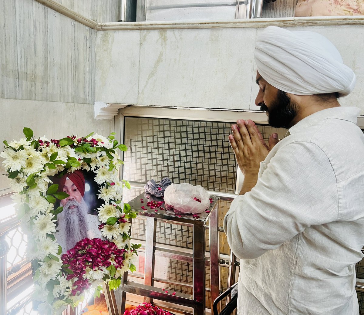 JarnailSinghAAP's tweet image. ਗੁਰਮੁਖਿ ਜਨਮੁ ਸਵਾਰਿ ਦਰਗਹ ਚਲਿਆ। ਸਚੀ ਦਰਗਹ ਜਾਇ ਸਚਾ ਪਿੜੁ ਮਲਿਆ।

ਸਵਰਗਵਾਸੀ ਸਰਦਾਰ ਰਵਿੰਦਰ ਸਿੰਘ ਕੋਹਲੀ ਜੀ ਜੋ ਕਿ ਪਿਛਲੇ ਦਿਨੀ ਅਕਾਲ ਚਲਾਣਾ ਕਰ ਗਏ ਸਨ,ਅੱਜ ਉਹਨਾਂ ਦੀ ਆਤਮਕ ਸ਼ਾਂਤੀ ਦੀ ਅਰਦਾਸ ਵਿੱਚ ਸ਼ਾਮਿਲ ਹੋ ਕੇ ਅਕਾਲ ਪੁਰਖ ਅੱਗੇ ਉਹਨਾਂ ਦੀ ਰੂਹ ਨੂੰ ਆਪਣੇ ਚਰਨਾਂ ਵਿੱਚ ਨਿਵਾਸ ਬਖਸ਼ਣ ਅਤੇ ਪਰਿਵਾਰ ਨੂੰ ਭਾਣਾ ਮੰਨਣ ਦਾ ਬਲ ਬਖਸ਼ਣ…