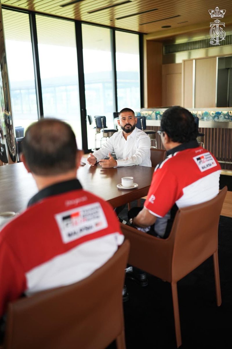 HRHJohorII's tweet image. Duli Yang Amat Mulia Tunku Mahkota Ismail, Pemangku Sultan Johor terima mengadap delegasi UMW Toyota Motor Malaysia yang diketuai oleh presidennya, Datuk Ravindran K pada hari ini, 25 Julai 2025.
UMW Toyota Motor Malaysia telah menandatangani perjanjian bersama Kelab Bolasepak…