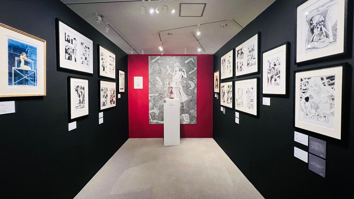 ishimangakan's tweet image. 『#伊藤潤二展 誘惑』開幕❗️
独創性あふれる作品で全世界を熱狂の渦に巻き込んでいる漫画家・伊藤潤二の大規模原画展‼️ 『富江』『うずまき』『死びとの恋わずらい』などの自筆原画やイラスト、絵画作品を展示。コラボメニューも登場🍽️9月28日(日)まで❗️ぜひお越しください 。 mangattan.jp/manga/exhibiti…