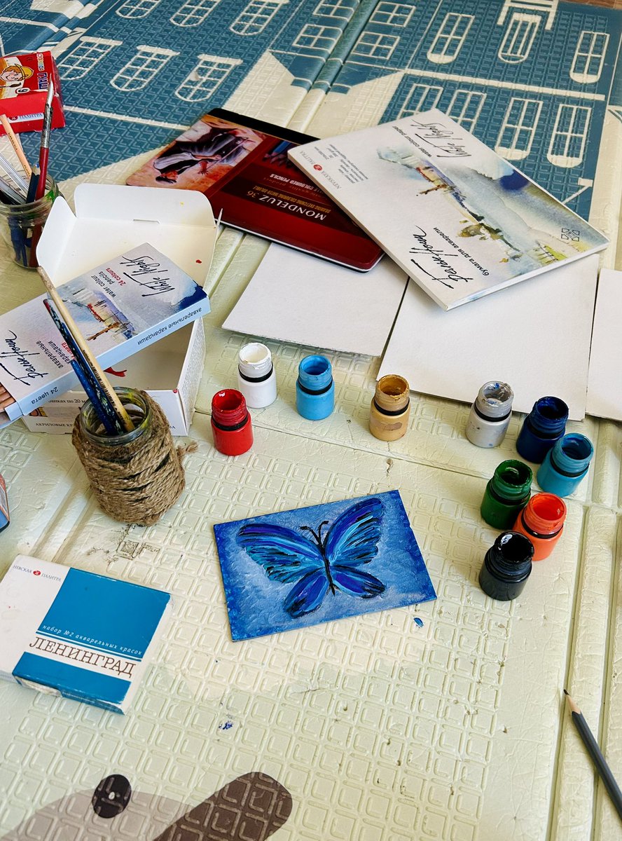Stasya_NFT's tweet image. GM famπ
Our bright colorful morning π₯°
Today was teaching my son how to draw butterflies.
We laid out different materials on the floor and experimented.
Both of us are happy with the result π
When finished, the child asked: "Are we going to sell them?"πππ