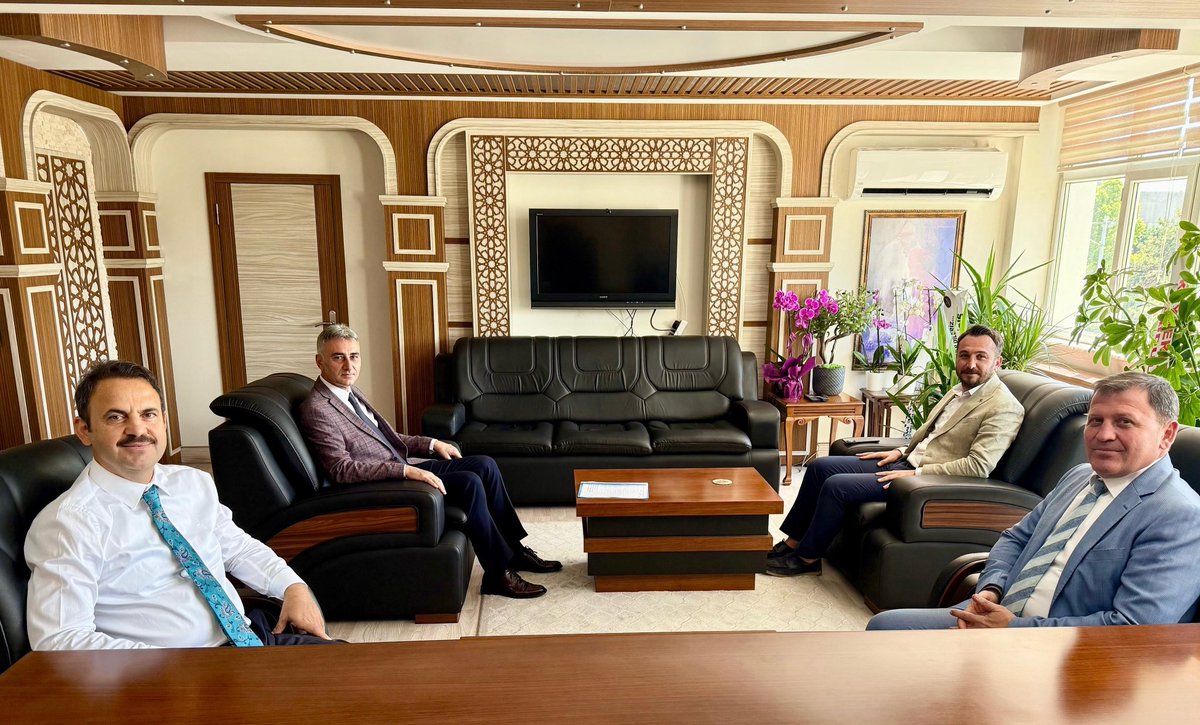 Gençlik ve Spor İl Müdürümüz Ali İhsan Kabakcı, Kocasinan İlçe Müdürümüz İsmail İslambay Çelik ve Erva Spor Okulları Şube Müdürümüz Muammer Benli ile birlikte  Kocasinan İlçe Kaymakamı Erdoğan Turan Ermiş'i makamında ziyaret ederek, hayırlı olsun temennisinde bulundu. Ziyarette
