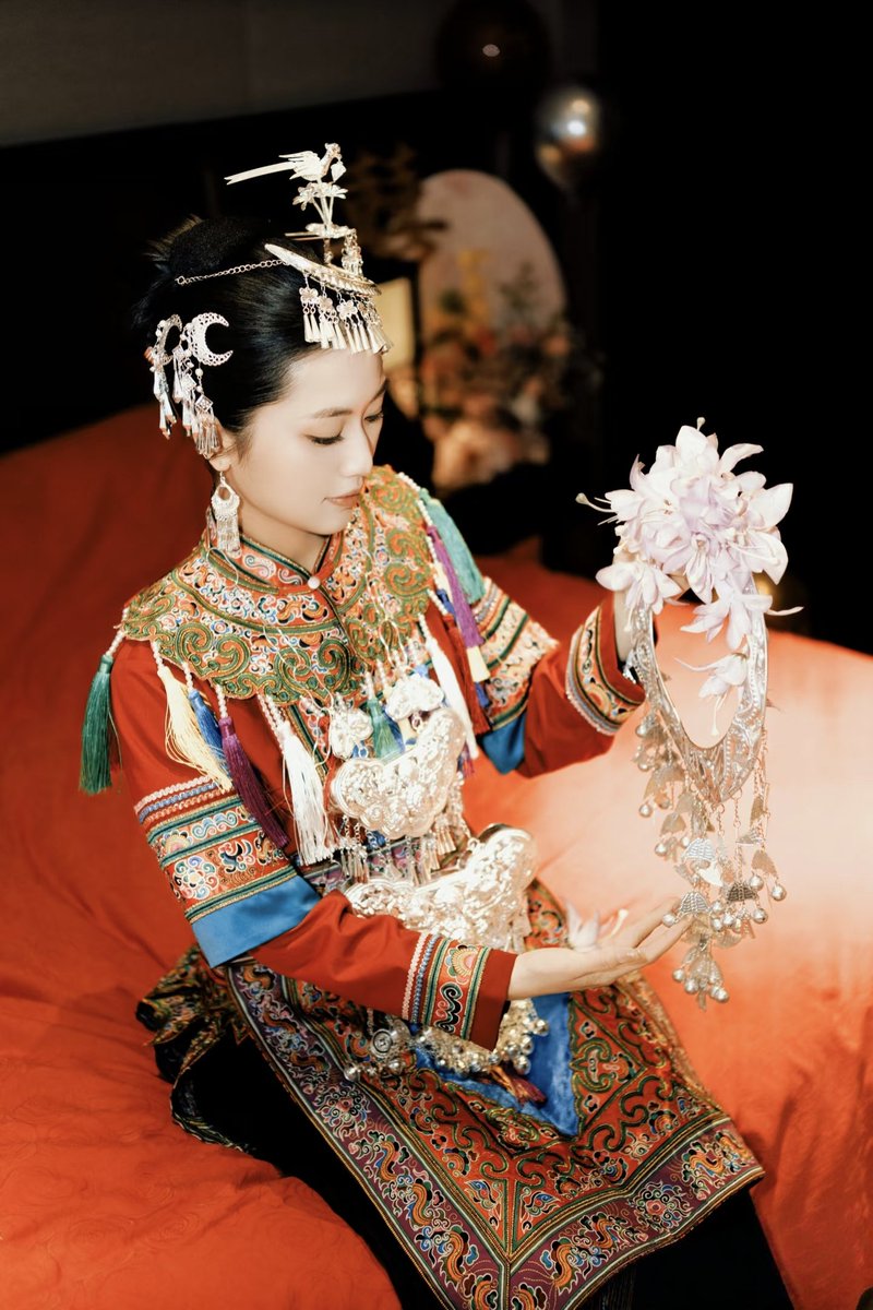 yangjieshu83493's tweet image. 接亲放弃秀禾 看我穿了什么😉
备婚的时候一直对秀禾服不怎么感冒
看来看去都大差不差
对我来说民族服饰更有独特的情怀和韵味
虽然是少数民族（汉化版）
但长这么大竟然一次民族服饰都没穿过真是惭愧
所以在结婚这么特别的日子
坚定的地想尝试穿我们侗族婚服圆梦[萌萌哒R]