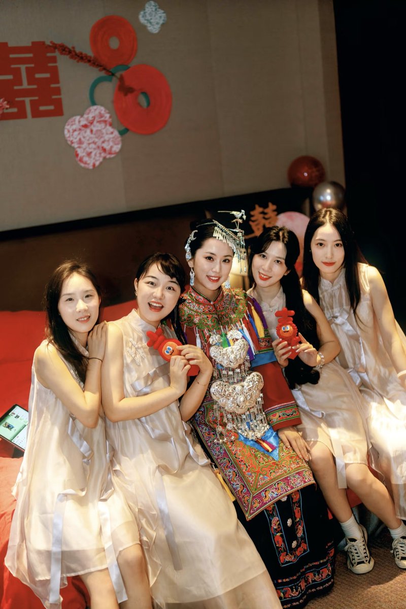 yangjieshu83493's tweet image. 接亲放弃秀禾 看我穿了什么😉
备婚的时候一直对秀禾服不怎么感冒
看来看去都大差不差
对我来说民族服饰更有独特的情怀和韵味
虽然是少数民族（汉化版）
但长这么大竟然一次民族服饰都没穿过真是惭愧
所以在结婚这么特别的日子
坚定的地想尝试穿我们侗族婚服圆梦[萌萌哒R]
