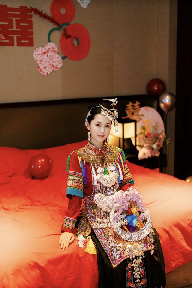 yangjieshu83493's tweet image. 接亲放弃秀禾 看我穿了什么😉
备婚的时候一直对秀禾服不怎么感冒
看来看去都大差不差
对我来说民族服饰更有独特的情怀和韵味
虽然是少数民族（汉化版）
但长这么大竟然一次民族服饰都没穿过真是惭愧
所以在结婚这么特别的日子
坚定的地想尝试穿我们侗族婚服圆梦[萌萌哒R]