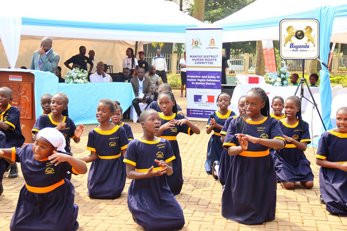 Katikkiro Charles Peter Mayiga akedde Wakiso mu Busiro okutongoza alipoota ya District y'e Wakiso ku mbeera y'eddembe ly'obuntu

Omukolo guno gutegekeddwa ku kitebe kya Disitulikiti y'e Wakiso.