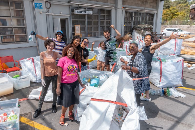 GENetwork's tweet image. The work continues!
Volunteers help build The Thinker's Burden by @thevonwong to be exhibited at Place des Nations in the margins of #PlasticsTreaty #INC5.2 to send a powerful message to world leaders to #BeatPlasticPollution.
🔸 Register to volunteer ▶️ docs.google.com/forms/d/e/1FAI…