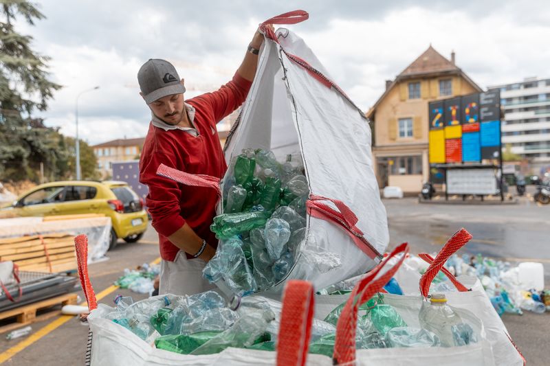 GENetwork's tweet image. The work continues!
Volunteers help build The Thinker's Burden by @thevonwong to be exhibited at Place des Nations in the margins of #PlasticsTreaty #INC5.2 to send a powerful message to world leaders to #BeatPlasticPollution.
🔸 Register to volunteer ▶️ docs.google.com/forms/d/e/1FAI…