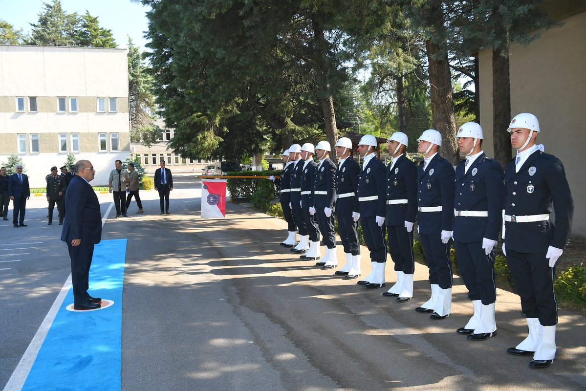 TC_Balikesir's tweet image. Polis Meslek Eğitim Merkezi (POMEM) 31. Dönem Kura Çekimi Töreni Vali İsmail Ustaoğlu’nun katılımı ile gerçekleşti.

Vali Ustaoğlu;
“Emniyetimizin genç ve dinamik polisleri,
Bugün sizler, şerefli bir mesleğe ilk adımlarınızı atıyorsunuz. Devletimizin varlığı, milletimizin…