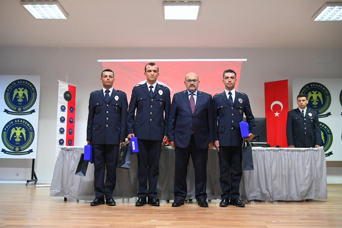 TC_Balikesir's tweet image. Polis Meslek Eğitim Merkezi (POMEM) 31. Dönem Kura Çekimi Töreni Vali İsmail Ustaoğlu’nun katılımı ile gerçekleşti.

Vali Ustaoğlu;
“Emniyetimizin genç ve dinamik polisleri,
Bugün sizler, şerefli bir mesleğe ilk adımlarınızı atıyorsunuz. Devletimizin varlığı, milletimizin…