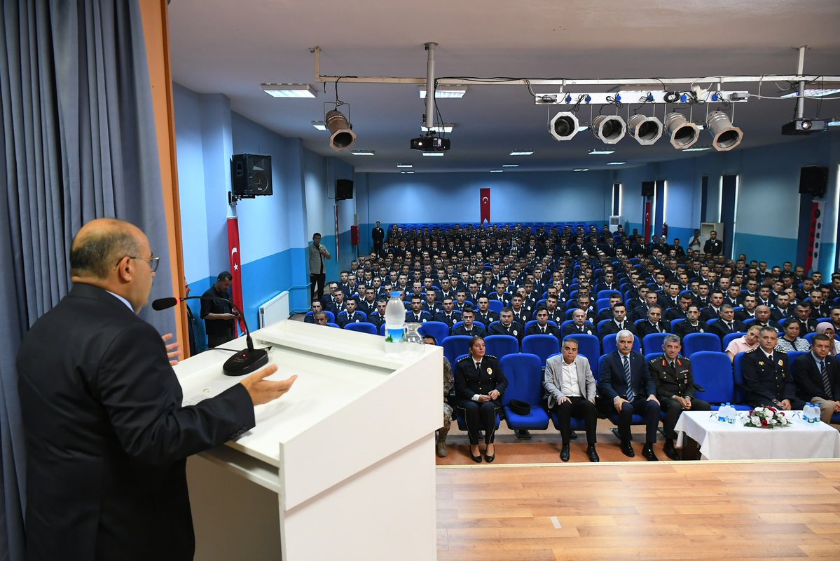 TC_Balikesir's tweet image. Polis Meslek Eğitim Merkezi (POMEM) 31. Dönem Kura Çekimi Töreni Vali İsmail Ustaoğlu’nun katılımı ile gerçekleşti.

Vali Ustaoğlu;
“Emniyetimizin genç ve dinamik polisleri,
Bugün sizler, şerefli bir mesleğe ilk adımlarınızı atıyorsunuz. Devletimizin varlığı, milletimizin…