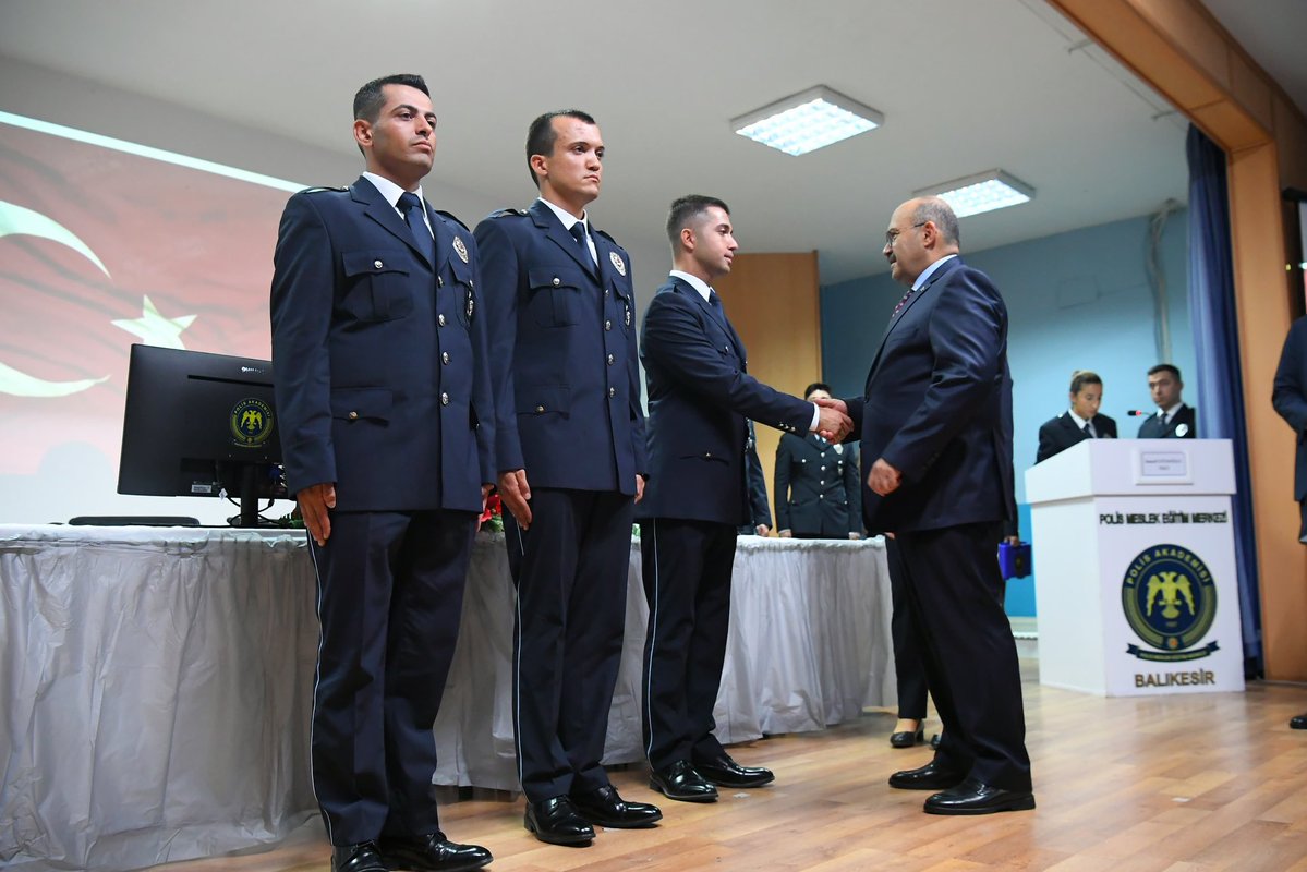 TC_Balikesir's tweet image. Polis Meslek Eğitim Merkezi (POMEM) 31. Dönem Kura Çekimi Töreni Vali İsmail Ustaoğlu’nun katılımı ile gerçekleşti.

Vali Ustaoğlu;
“Emniyetimizin genç ve dinamik polisleri,
Bugün sizler, şerefli bir mesleğe ilk adımlarınızı atıyorsunuz. Devletimizin varlığı, milletimizin…