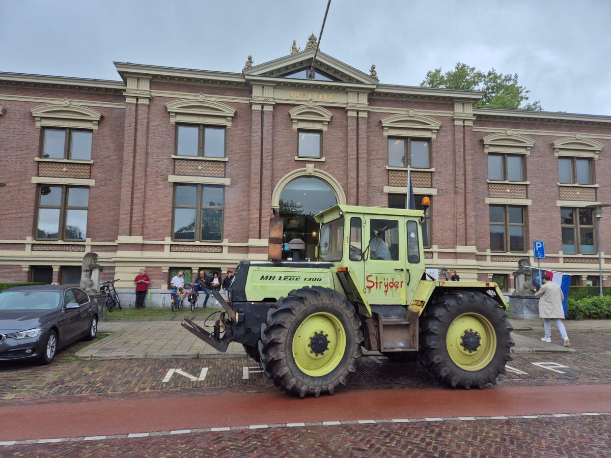 VeeGewas's tweet image. Het is nog rustig in #Zutphen voorafgaand aan de rechtszaak tussen @FDF_Nederland. Voor de rechtbank staan twee trekkers. FDF wil dat de Staat direct overgaat tot legalisatie van PAS-melders en spande daarom een kort geding aan.  | #stikstof #boeren #landbouw