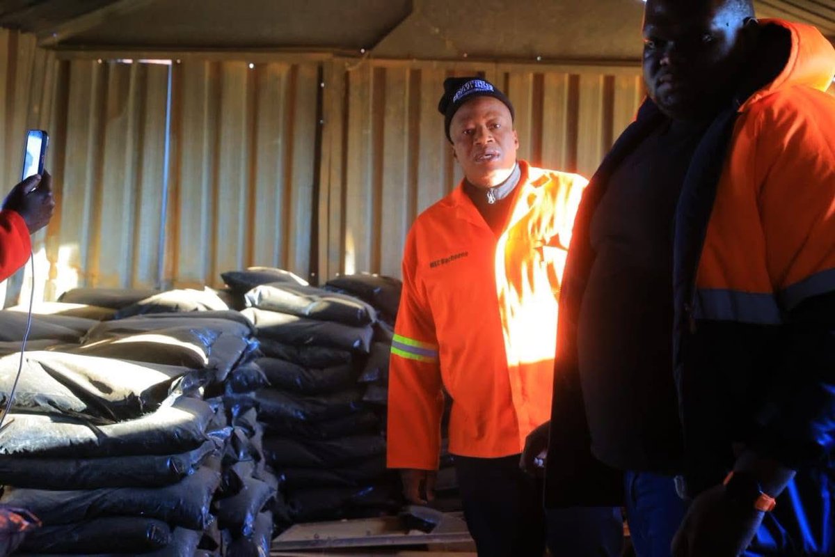 TellTheTruth_SA's tweet image. Very early on a Friday morning, while many were still easing into the day, Limpopo MEC for Public Works, Roads &amp;amp; Infrastructure, Tony Rachoene, was already on the ground at the Mothapo Cost Centre in Mankweng.

Through #OperationTsogaMoshomi, the MEC continues to demonstrate…