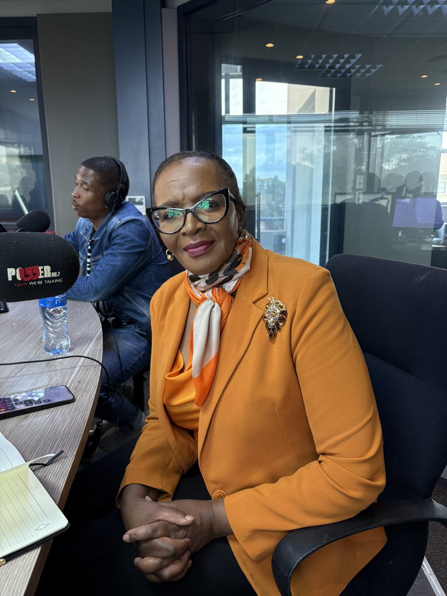 karabo_rza's tweet image. Power Talk is live with Sophie Mokoena and our host Dr Ndlozi. I’m learning a lot from her journey from Lesedi FM to SABC TV news.
#SophieMokoena
#PowerTalk