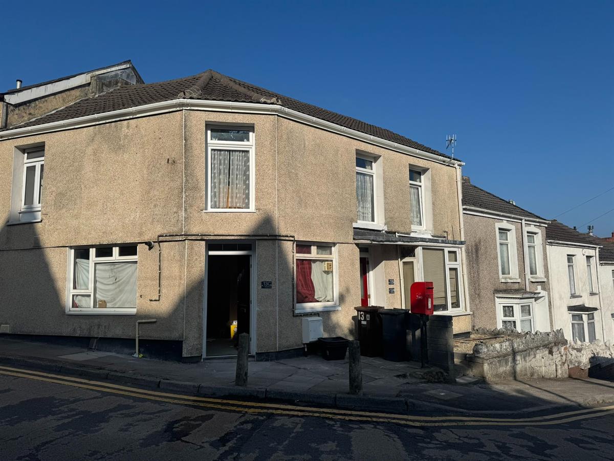 New to market - 1 Bed Flat, C School Road, Neath, £650pcm. View details: smart-lettings.co.uk/propertydet.as…