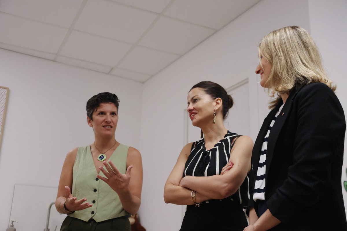 EUCat's tweet image. Ahir, al Prat del Llobregat, vam acompanyat la ministra de Joventut i Infància i companya d'@IzquierdaUnida, Sira Riego, en la seva visita al centre Barnahus. 👧🏽🧒🏼
Un model que posa al centre els drets i el benestar dels infants 💜
#esquerraunidacatalunya
#IzquierdaUnida