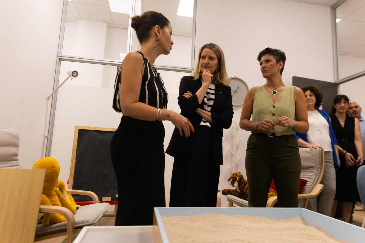 EUCat's tweet image. Ahir, al Prat del Llobregat, vam acompanyat la ministra de Joventut i Infància i companya d'@IzquierdaUnida, Sira Riego, en la seva visita al centre Barnahus. 👧🏽🧒🏼
Un model que posa al centre els drets i el benestar dels infants 💜
#esquerraunidacatalunya
#IzquierdaUnida