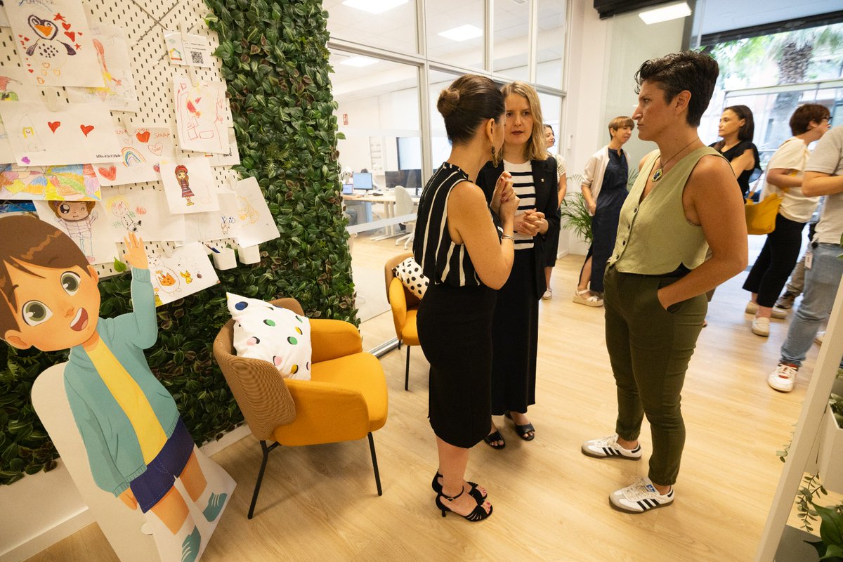 EUCat's tweet image. Ahir, al Prat del Llobregat, vam acompanyat la ministra de Joventut i Infància i companya d'@IzquierdaUnida, Sira Riego, en la seva visita al centre Barnahus. 👧🏽🧒🏼
Un model que posa al centre els drets i el benestar dels infants 💜
#esquerraunidacatalunya
#IzquierdaUnida