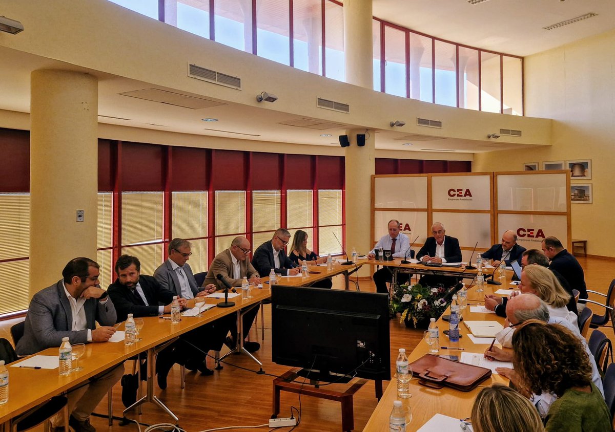 💬Carlos Jacinto Marín, Managing Director of <a href="/FEDEME_/">FEDEME</a>, presents #NISESevilla to the Industry Council of <a href="/CEAes_/">CEA</a>, one of the event’s promoting organizations.

🤝🏼A key meeting with industry leaders to advance Andalusia’s industrial strategy.

Together for industrial development! 🚀