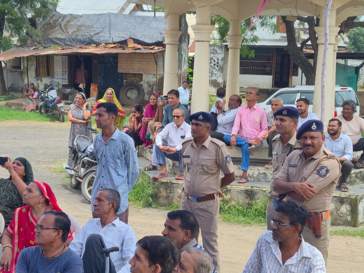 આજ રોજ મોડાસા રૂરલ પોલીસ સ્ટેશન વિસ્તારના  વોલવા ગામની વિઝિટ લઈ ગ્રામજનો સાથે મુલાકાત કરી પ્રશ્નો અંગે ચર્ચા કરવામાં આવેલ.
<a href="/sanghaviharsh/">Harsh Sanghavi</a> <a href="/dgpgujarat/">DGP Gujarat</a> <a href="/DIGPGnrRange/">DIGP Gandhinagar Range</a> <a href="/GujaratPolice/">Gujarat Police</a>