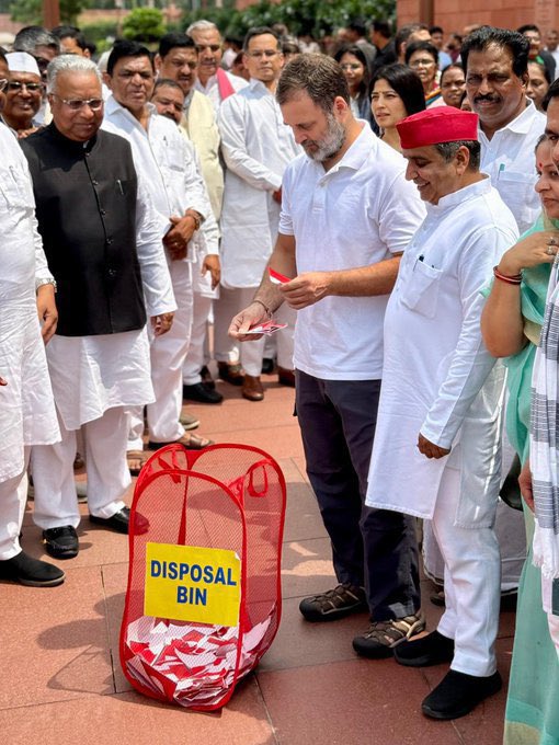 RahuGandhi_INC's tweet image. इससे पहले आप लोग ज्यादा दिमाग लगाओ, मैं बता दूं यह कागज कोई ordinance नहीं है।