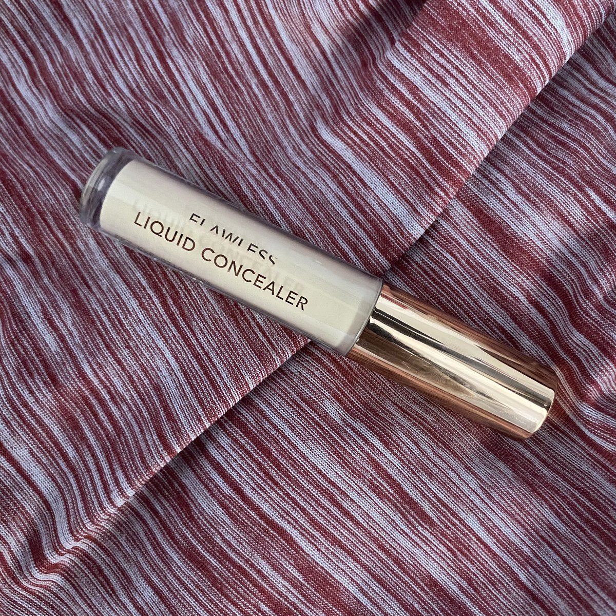 vweyowcean's tweet photo. want to sell flawless liquid concealer esqa shade custard, bener bener masi baru masi ada boxnya (tp tutupnya uda sobek), baru dipake dikiiit bgt.. baru dibeli td siang juga.. tp ternyata salah shade💔 https://t.co/TQbmViVlvE