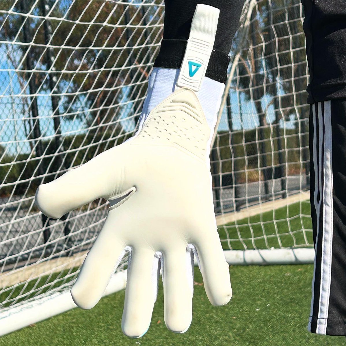 AdvantageFutbol's tweet photo. The AION up close….. ✖️
_________________________
🧤 AFG1 AION LTE V.1

#AFG1     #advantagefutbol https://t.co/yqL8pzS2N7
