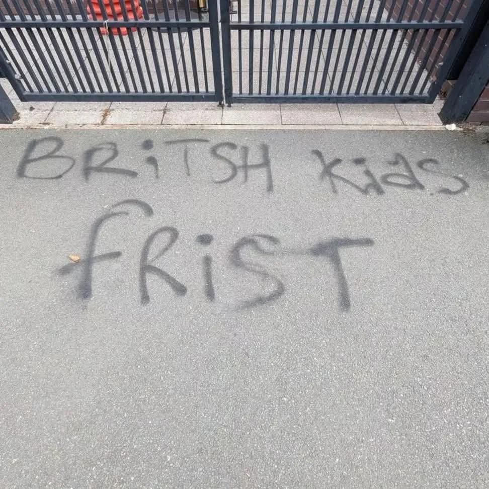Oh the irony 🤦
this was apparently daubed outside of a primary school.