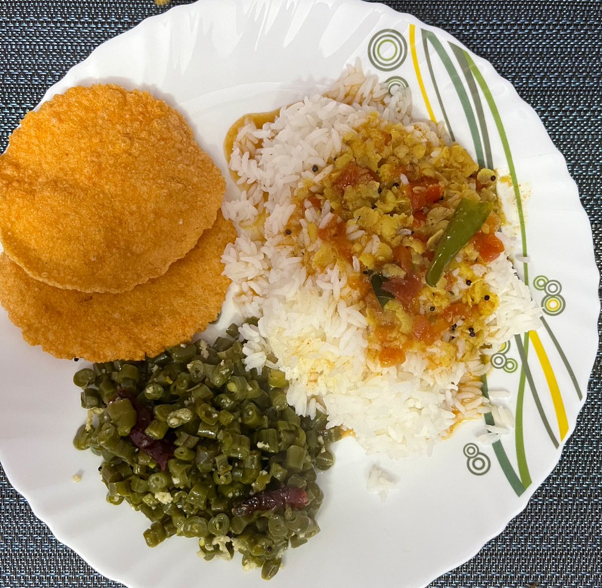 kamathrok's tweet image. Pibare RamaRasam

Shubh Shravana masa 🙏🏻

As always #SimpleIsAmple for me
Batate happolu, sheetha, Rasam, beans upkari

Potato papad, rice and rasam with beans dry curry or stir fry

#TGIF